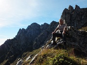 33 Da sfondo il Torrione Brassamonti e Cima Alben
